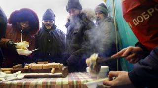 Раздача еды бездомным