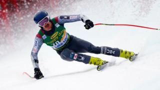 Брайс Беннет (США) в действии на этапе Кубка мира по горнолыжному спорту среди мужчин. Супер Г
