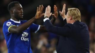 Romelu Lukaku na mkufunzi wake Ronald Koeman