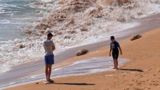 Turistas en una playa en el Algarve