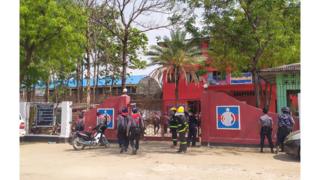 အကျဉ်းထောင်အတွင်းက အဆောင်တွေက တုတ်၊ဓား၊ လက်နက်များကို ရှာဖွေသိမ်းဆည်းနေပါတယ်။