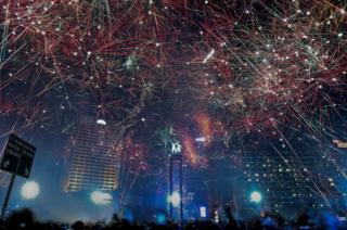 Cientos de fuegos artificiales coordinados cubren el cielo en el distrito de negocios de Jakarta.