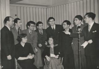 BBC Türkçe Servisi'ndeki 6 Nisan 1951 tarihli soru-cevap yayınından bir fotoğraf. Soldan sağa: Fahir İz, Cavit Erginsoy; Canan Usman; Aydın Yalçın; Dr. Ahmet İhsan Kırımlı; Nilüfer Yalçın; Şakir Eczacıbaşı; Metin And; Selahattin Beyazıt; Özcan Ergüder.