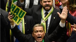 大統領弾劾支持派の勝利を喜ぶブラジルの下院議員たち(17日)
