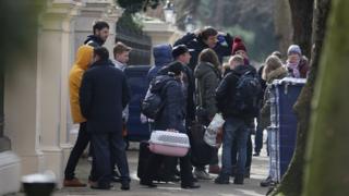 20-мартта Лондондогу орус элчилигинен чыгып бара жаткан орус дипломаттары.