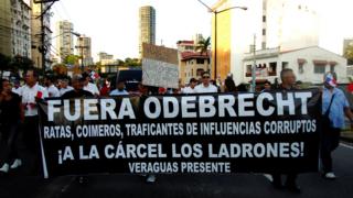 Protestas en Panamá contra Odebrecht, los manifestantes llevan un cartel que dice "fuera Odebrecht"
