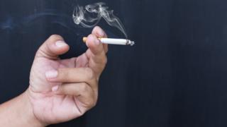 Cigarro no cinzeiro