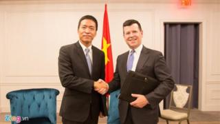 Ông Lê Hồng Minh, Chủ tịch kiêm Tổng giám đốc VNG, và ông Bob McCooey, Phó Chủ tịch Nasdaq