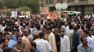 کراچی پریس کلب کے باہر پی پی پی کے کارکن