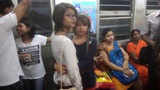 কলকাতার পাতাল রেলে এক প্রেমিক-প্রেমিকা যুগলকে হেনস্থা করার প্রতিবাদ (ফাইল ফটো)