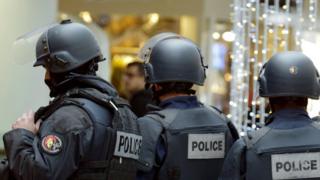 Французская полиция стоит на страже во время визита министра экономики Франции в деловой район Ла Дефанс, недалеко от Парижа, 25 ноября 2015 года