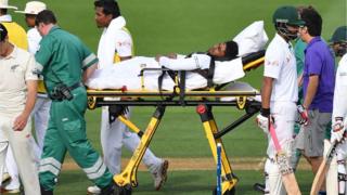 স্ট্রেচারে করে মাঠ ছাড়ছেন ইমরুল কায়েস