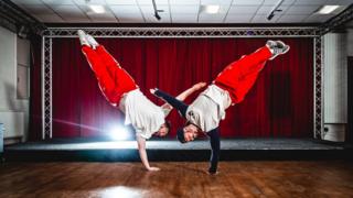 Yn y Rhondda mae cwmni theatrig Avant Cymru yn cynnal dosbarthiadau mewn canolfan gymunedol.