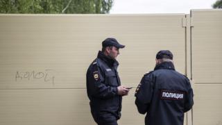Полиция охраняет забор в сквере