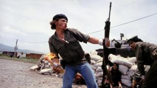 Guerrilheiros sandinistas em frente ao quartel general da Guarda Nacional em Esteli, na Nicarágua
