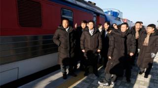 Para teknisi Korea Selatan berdiri di samping kereta di Stasiun Paju (30 November 2018)