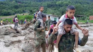 住民の救助にあたる兵士ら