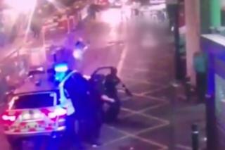 На видеозаписи видно, как полицейские прибывают на место нападения