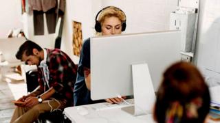 Personas trabajando en una oficina abierta