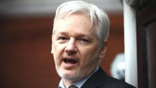M. Assange était sous le coup d'un mandat d'arrêt européen qu'il tentait depuis 2010 de faire annuler.