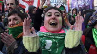 Manifestantes comemoram aprovação de lei do aborto em Buenos Aires