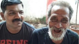 খমদ্রাম গম্ভীর সিংকে (ডানদিকে) চার দশক পর খুঁজে পাওয়া যায় মুম্বাইয়ে