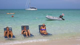 Tres mujeres en una de las islas Bahamas.