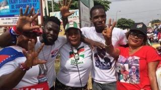 Magoya bayan shugaban Mahama da na Akuffo Addo a tare.