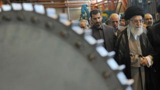 بازدید رهبر جمهوری اسلامی از یک کارخانه