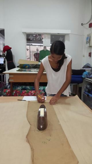Mujer con un molde para hacer ropa
