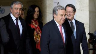 Kuzey Kıbrıs lideri Mustafa Akıncı (solda) ve Kıbrıslı Rum lider Anastasiadis (sağda), BM Genel Sekreteri Antonio Guterres'in (ortada) öncülüğünde müzakerelerini sürdürüyor
