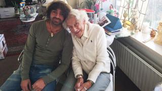 El estudiante universitario Sores Duman junto a Marty Weulink en la residencia en Deventer, Holanda