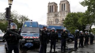 Abapolisi bakwiye akarere kari iruhande ya "cathédrale"