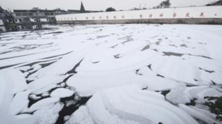 Río lleno de espuma