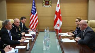 Міністр оборони Грузії Леван Ізорія, посол США у Грузії Ян Кроуфорд Келлі