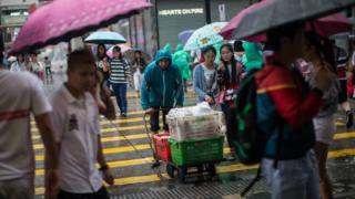 香港尖沙咀弥敦道在台风讯号下调不久即堆满市民和游客(27/8/2017)