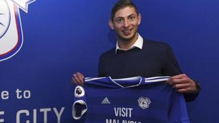 Сала позирует в рубашке Cardiff City 20 января