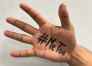 हाथ जिस पर #MeToo हैशटैग लिखा है