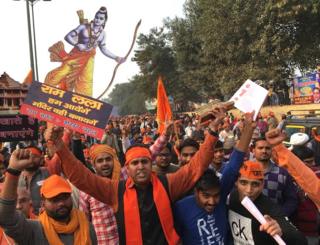 धर्मसभेसाठी आलेल्या कार्यकर्त्यांच्या हातात असे फलक होते.
