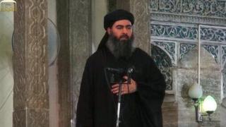 ابوبکر بغدادی سال ۲۰۱۴ در مسجدی در موصل در انظار ظاهر شد
