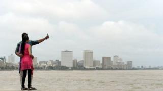 সৈকতে বেড়াতে যাওয়া দম্পতি
