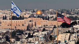 العلم الأمريكي والإسرائيلي على مقربة من قبة الصخرة