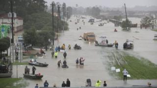 Lượng mưa lớn chưa từng có gây ngập nặng ở nhiều khu vực thuộc Houston.