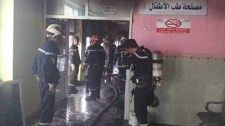 صورة من صفحة الحماية المدنية الجزائرية على فيسبوك لعناصرها وهم يسهمون بعمليات الإطفاء والإنقاذ في المستشفى