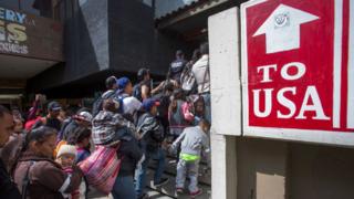 Personas se dirigen a la frontera