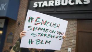 Poster protes terhadap Starbucks di Amerika.