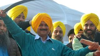 ਅਰਵਿੰਦ ਕੇਜਰੀਵਾਲ ਭਗਵੰਤ ਮਾਨ ਨਾਲ ਦਸੰਬਰ 2016 ਵਿੱਚ ਅੰਮ੍ਰਿਤਸਰ ਵਿੱਚ ਆਯੋਜਿਤ ਇੱਕ ਰੈਲੀ ਦੌਰਾਨ