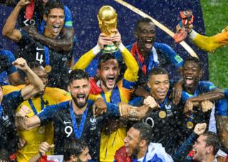 Hugo Lloris levanta el trofeo que corona a Francia campeón del mundo por segunda vez en su historia.