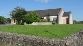 Eaglais Naomh Pádraig ann an Ráth Chairn.