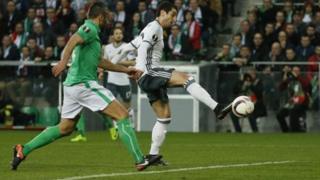 Henrikh Mkhitaryan a lokacin da ya ci Saint-Etienne